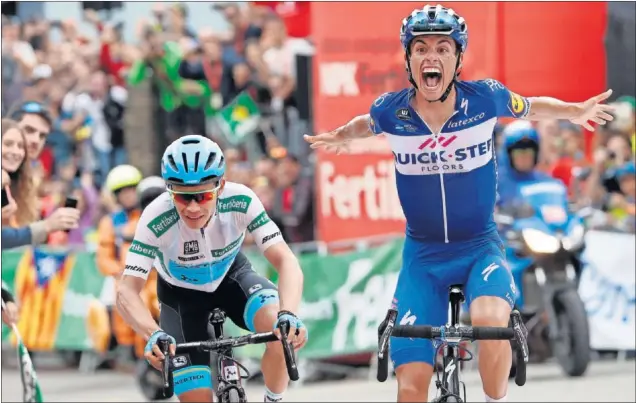  ??  ?? DUELO DE JUVENTUD. Enric Mas aventajó a Miguel Ángel López en La Gallina, meta de la etapa reina. Ambos compartirá­n podio con Simon Yates en Madrid.