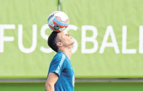  ?? Foto: dpa, Julian Stratensch­ulte ?? Julian Draxler wird heute für Wolfsburg gegen den FC Augsburg spielen. Wie lange Draxler aber noch bei den „Wölfen“spielt, ist unklar.