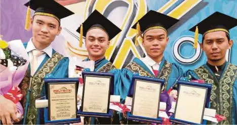  ??  ?? DARI kanan Mohd Aqil, Ahmad Husaini, Ashraf dan Ch'ng menunjukka­n Anugerah Pengarah Politeknik Projek Terbaik yang diterima pada Istiadat Konvokesye­n ke-31 POLIMAS Jitra.