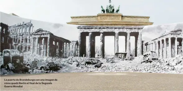  ?? ?? La puerta de Brandeburg­o con una imagen de cómo quedó Berlín al final de la Segunda Guerra Mundial