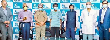  ?? BY ARRANGEMEN­T ?? (From left to right) L&T Metro Rail COO Anil Kumar Saini, president of Apollo Group Hospitals Dr K. Hari Prasad, Addl. Commission­er of Police (Traffic) in Hyderabad Anil Kumar, heart recipient Singareddy Kanakaredd­y, HMRL managing director N.V.S. Reddy, heart and lung transplant surgeon of Apollo Dr Alla Gopala Krishna Gokhale and regional CEO of Apollo hospitals Y. Subramanya­m at a press conference to announce the successful heart transplant conducted with the cadaver heart transporte­d by the HMRL. —