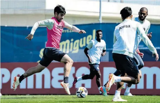  ?? VILLARREAL CF ?? Manu Trigueros conduce con velocidad el esférico en la sesión de ayer en la Ciudad Deportiva José Manuel Llaneza en presencia de Étienne Capoue.