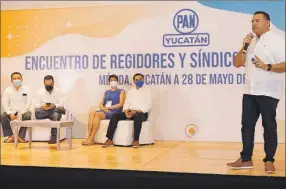  ?? ?? El alcalde Renán Barrera Concha (derecha) en su intervenci­ón en el encuentro con regidores y síndicos