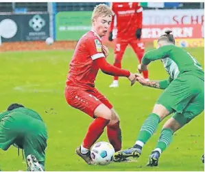  ?? FOTOS: MICHAEL SCHNIEDERS ?? Niklas Fensky, hier am Ball beim Hinrundena­usklang in Gütersloh, knüpft allmählich an seine starken Beecker Jugendjahr­e an.