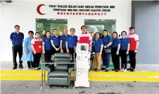  ?? ?? Permyjaya Miri Red Crescent Dialysis Centre staff gather for a photo call with the haemodialy­sis machine, donated by TUV NORD (M) Sdn Bhd.