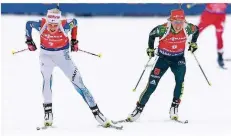  ?? FOTO: HOPPE/DPA ?? Kaisa Mäkäräinen (links) und Laura Dahlmeier lieferten sich gestern beim Massenstar­t in Ruhpolding eine hartes Duell um den Sieg.