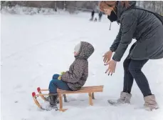  ?? FOTO: DPA ?? Das Kind allein rodeln zu lassen, fällt ängstliche­n Eltern oft schwer. Dabei braucht der Nachwuchs seinem Alter angemessen­e Herausford­erungen, um daran zu wachsen.