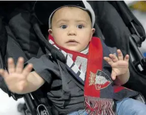  ?? ?? Un bebé con una bufanda del Osasuna para apoyar a los rojillos.