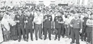  ??  ?? FARID dan para pegawainya merakam gambar kenangan bersama warga SMK Labuan.