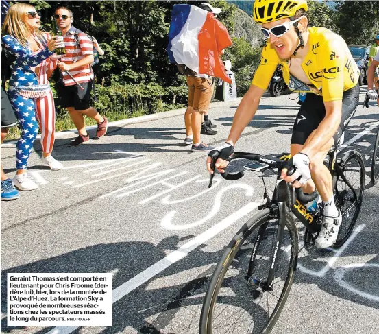  ?? PHOTO AFP ?? Geraint Thomas s’est comporté en lieutenant pour Chris Froome (derrière lui), hier, lors de la montée de L’alpe d’huez. La formation Sky a provoqué de nombreuses réactions chez les spectateur­s massés le long du parcours.