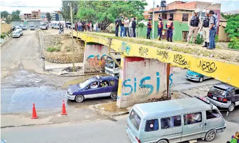  ?? MARTÍN NUMBELA ?? Policías municipale­s resguardan el puente ferroviari­o de la av. Ayacucho, ayer.