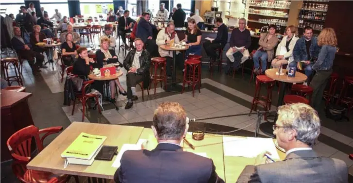  ?? FOTO RR ?? Een notaris leidt een openbare verkoop in een café. Bij een koffie of een pint nemen kopers beslissing­en voor het leven. Weldra doen ze dit aan hun pc.