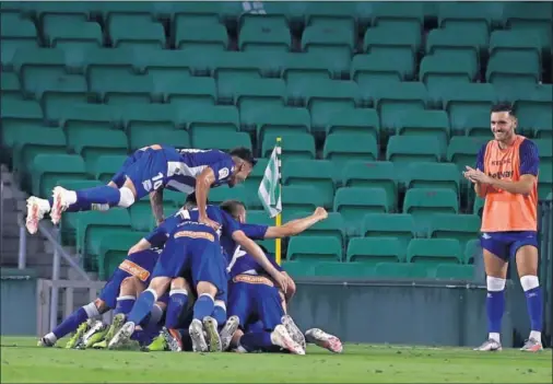  ??  ?? Los jugadores del Alavés celebran la permanenci­a tras ganar al Betis, anoche en Sevilla.