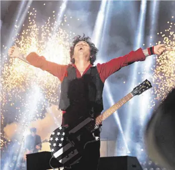  ?? FOTOS: THOMASMELC­HER.DE ?? Die ganz große Show: Billie Joe Armstrong zeigt mit Green Day, dass zwischen zwei Songs immer noch etwas Bespaßung Platz hat.