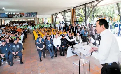  ??  ?? El titular de la Segob, durante la entrega de equipamien­to de protección civil a la PF en el Estado de México.