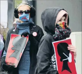  ?? CZAREK SOKOLOWSKI / AP ?? Activistas a favor del aborto en Varsovia el pasado abril