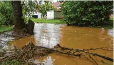  ?? Foto: Szilvia Izsó ?? Der Augraben, hier in Niederhofe­n, trat an mehreren Stellen über die Ufer. Der Bach war allerdings nicht der Hauptauslö­ser der Überschwem­mungen.