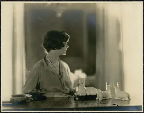  ??  ?? Gabrielle Chanel, photograph­iée par Adolf de Meyer autour de 1920. Il y a un siècle, Mademoisel­le mandatait le nez Ernest Beaux pour créer « un parfum de femme à odeur de femme ». Un jus rare et précieux devenu l’un des symboles de la féminité.