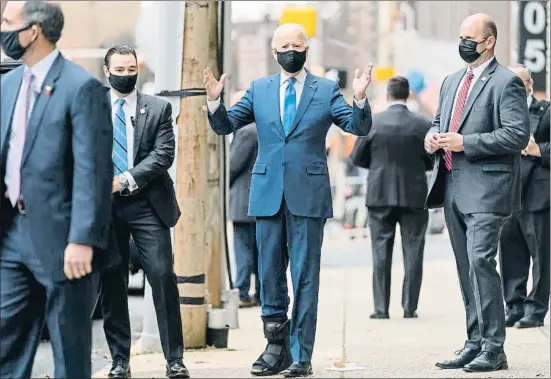  ?? ANDREW HARNIK / AP ?? Joe Biden, presidente electo, charlando ayer con la prensa frente al teatro The Queen de Wilmington