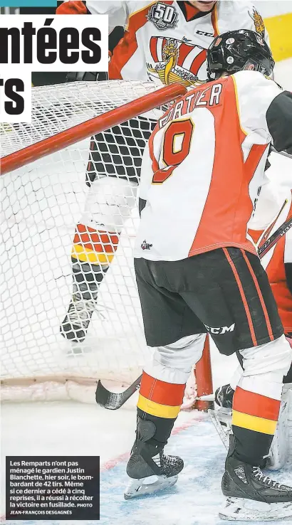  ?? PHOTO JEAN-FRANÇOIS DESGAGNÉS ?? Les Remparts n’ont pas ménagé le gardien Justin Blanchette, hier soir, le bombardant de 42 tirs. Même si ce dernier a cédé à cinq reprises, il a réussi à récolter la victoire en fusillade.