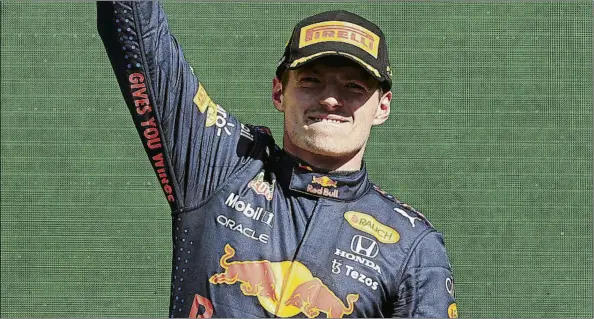  ?? FOTO: EFE ?? Max Verstappen celebra su triunfo en e GP de México de Fórmula 1, consciente de que había dado un golpe importante a Hamilton en su lucha por el título