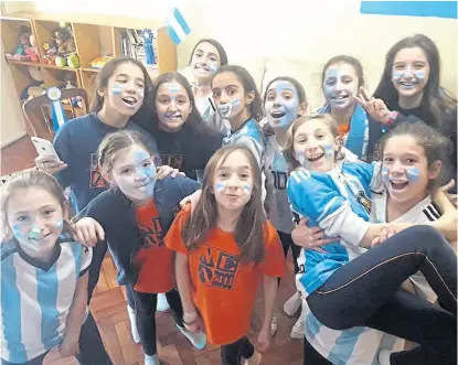  ??  ?? Estudiante­s de la escuela NEA 2000 en plena alegría por el triunfo argentino