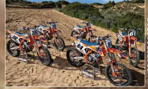  ??  ?? Les cinq KTM d’usine réunies pour une photo de famille, difficile d’évaluer le nombre de chevaux présents sur cette image ! Notez que la moto de Glenn Coldenhoff n’était pas disponible à l’essai.