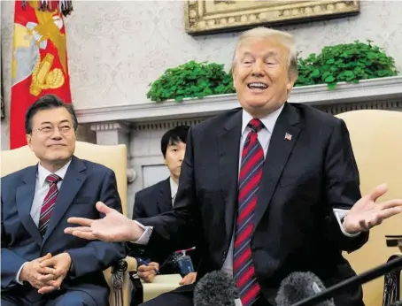  ?? BILD: SN/APA/AFP/SAUL LOEB ?? US-Präsident Donald Trump und sein südkoreani­scher Amtskolleg­e Moon Jae In.