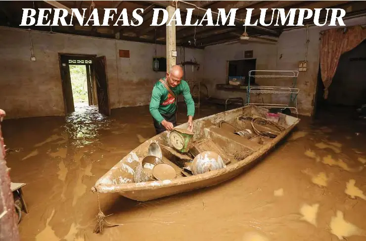  ?? ?? MANGSA banjir, Mohd Dollah, 68, mengutip barang yang diseliputi lumpur untuk dibersihka­n selepas rumahnya dilanda banjir Khamis lalu di Kampung Pasir Raja, Hulu Dungun. Banjir lumpur yang melanda di beberapa buah kampung di Hulu Dungun adalah yang terburuk sejak 10 tahun lalu.