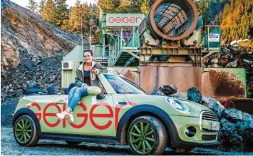  ?? Fotos: Geiger ?? Lisa Frosali ist Auszubilde­nde im dritten Lehrjahr zur Industriek­auffrau. Sie darf den Firmen-mini fahren.