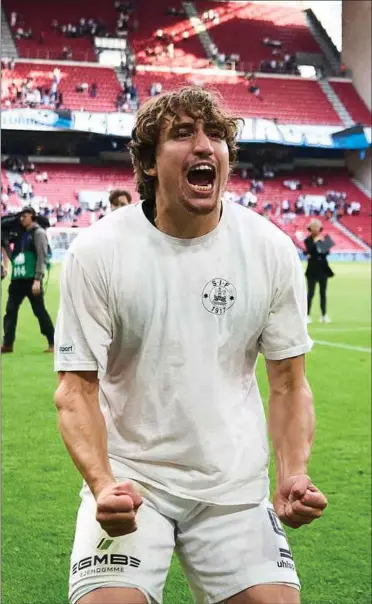  ?? FOTO: GETTY IMAGES ?? Alexander Lind jubler med Silkeborgs fans efter 3-1-sejren over FC København i Parken, hvor han selv stod for scoringen til 2-1.