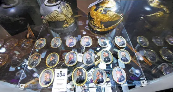  ??  ?? La colección de 16 medallones con los rostros de algunos de los personajes de la Independen­cia tendrán un precio de salida de entre 2 y 3 mdp.