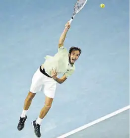  ?? WILLIAM WEST / AFP ?? Semis Medvedev ejecuta un saque durante el partido ante Tsitsipas. ▷