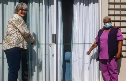  ?? Photo: Blake Linder ?? Knysna/Sedgefield Hospice clinical manager, Sister Hilary Grey, and Sister MaryAnn Thysse cut the ribbon to open up the new end of life room at Lilita.