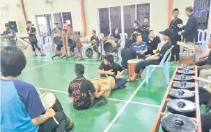  ??  ?? PENGEKAL TRADISI: Sebahagian daripada para peserta bengkel begadeng yang diadakan selama dua hari di Dewan Masyarakat Dalat.