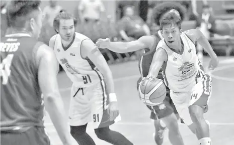  ?? PBA PHOTO ?? Mark Barroca of Magnolia dribbles to the basket during their game against Columbian Dyip last night at the Smart Araneta Coliseum.