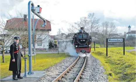  ?? FOTO: GERHARD BAUM ?? In den vergangene­n Monaten wurde der Wasserkran federführe­nd von Andreas Albinger nachgebaut. Jetzt steht er wieder am Originalsc­hauplatz in Wennedach.