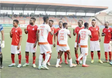  ?? ?? Sunshine Stars and Niger Tornadoes players shake hands before their clash yesterday