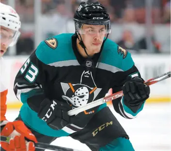  ?? PHOTO D’ARCHIVES ?? Après avoir porté l’uniforme des Ducks d’Anaheim plus tôt cette saison, Maxime Comtois enfilera celui des Voltigeurs de Drummondvi­lle à compter de vendredi soir.