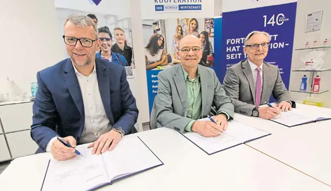  ?? Foto: Björn Kenter ?? Götz Dörmann (IHK), Karsten Heumann (Otto-hahn-realschule) und Michael Aupke (Budich) bei der Unterzeich­nung des Vertrags über die Kooperatio­n.