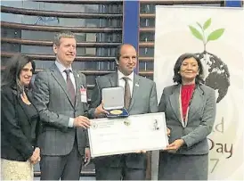  ??  ?? Orgullo. Vigneau, segundo desde la izq., exhibe el diploma de la FAO.