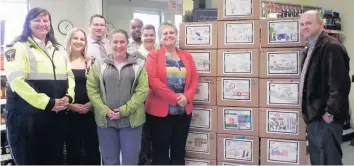  ?? —photo Vicky Charbonnea­u ?? Présents lors du dévoilemen­t de la campagne « Même les enfants savent ! » le jeudi 11 mai à la succursale LCBO d’Embrun, se retrouvaie­nt, dans l’ordre habituel : Sabrina Rodrigue des Services d’urgence de Prescott et Russell, l’étudiante au Programme...