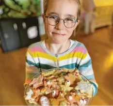  ?? Foto: Miller ?? Paulina Miller und ihre Mama Regina haben schon fleißig Plätzchen gebacken. Den LT‰Lesern verraten sie ihr Ausstecher‰Rezept.