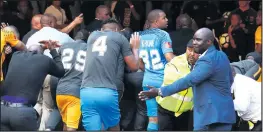  ??  ?? BAPHUME sebethelwa isibhaxu abadlali nabaqeqesh­i beChiefs emdlalweni weligi neChippa ngoMgqibel­o eFNB Stadium.