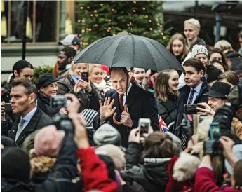  ?? foto: Leif Weckström ?? Omgiven av rojalister. Prins William gjorde succé i Esplanadpa­rken. Herren med hatt till höger är borgmästar­e Jan Vapaavuori.