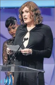  ?? CHRIS PIZZELLO / AP ?? Lilly Wachowski durante su discurso