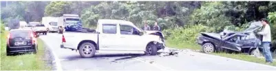  ??  ?? KEADAAN kenderaan Isuzu D-Max dan Proton Saga yang bertembung dalam kemalangan itu di kawasan selekoh dan garisan berkembar di Kilometer 15 Jalan Telupid/Beluran.