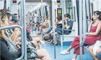  ?? Den [ Getty Images ] ?? Kostenlose­r Nahverkehr soll für weniger Autos auf Straßen sorgen.