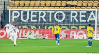  ?? AFP7 / EUROPA PRESS ?? Benzema transforma el penalti que abrió el marcador en el Ramón de Carranza.