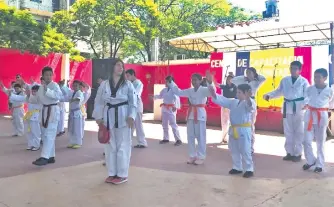  ??  ?? Demostraci­ón de taekwondo también se tuvo ayer durante la maratón solidaria.